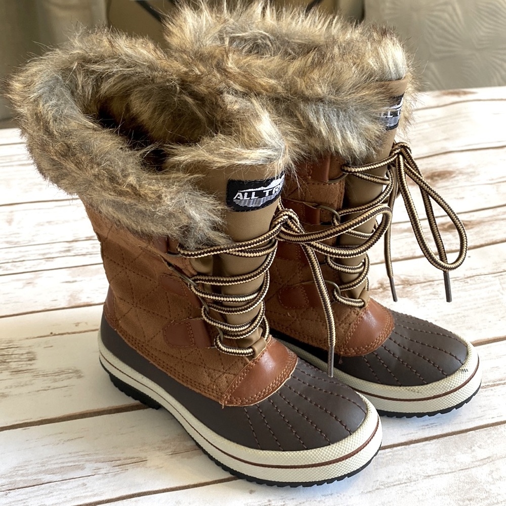 All Trek Kids Faux Fur Duck Snow Boot. Size 11.